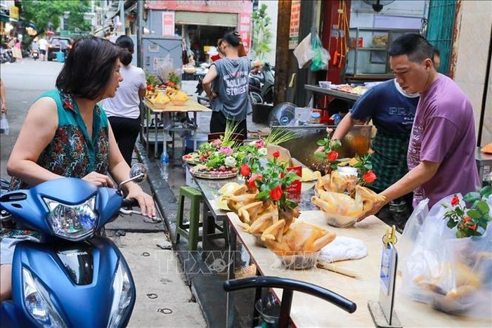 Không khí mua bán tại chợ Hàng Bè (phường Hoàn Kiếm).
