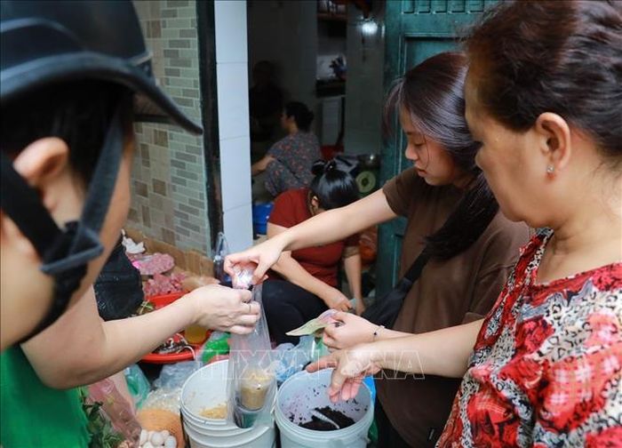 Không khí mua bán tại chợ Thanh Hà (phường Hoàn Kiếm).