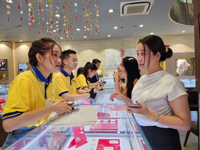 Khách hàng đến giao dịch tại cửa hàng vàng đường Hai Bà Trưng, TP Hồ Chí Minh của Công ty vàng bạc đá quý Phú Nhuận (PNJ). Ảnh: HT/Báo Tin tức và Dân tộc