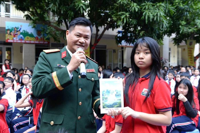 Nhân vật kể chuyện lịch sử nhân 22/12 với học sinh THCS Cầu Giấy, Hà Nội. Ảnh: NVCC