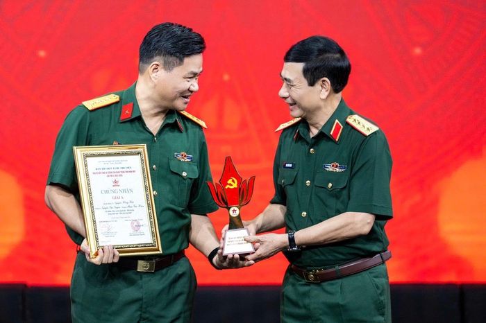 Đại tá, nhà báo Nguyễn Hồng Hải đại diện nhóm tác giả của báo Quân đội nhân dân nhận giải A cuộc thi viết bảo vệ nền tảng tư tưởng của Đảng trong tình hình mới lần thứ 5, ngày 19/5/2026. Ảnh: NVCC
