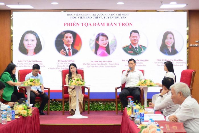 Đại tá, nhà báo Nguyễn Hồng Hải tham dự tòa đàm bàn tròn trong khuôn khổ Hội thảo khoa học với chủ đề: “Vai trò của báo chí - truyền thông trong công tác xây dựng Đảng hiện nay” do Học viện Báo chí và Tuyên truyền tổ chức ngày 17/6. Ảnh: NVCC