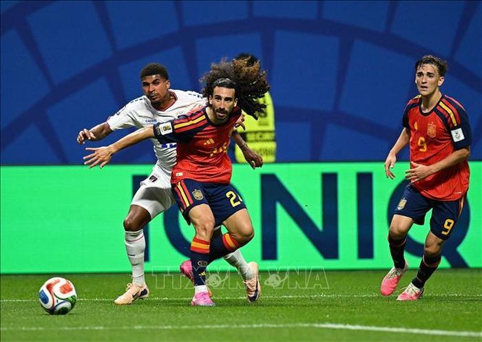 Hậu vệ Tây Ban Nha Marc Cucurella (giữa) nỗ lực kiểm soát bóng trước sự đeo bám của cầu thủ Cape Verde, Laros Duarte (trái). Ảnh: THX/TTXVN phát