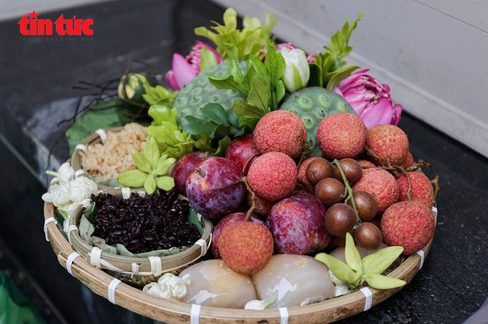 Hoa quả, rượu nếp... không thể thiếu trong mâm cúng ngày Tết Đoan Ngọ.