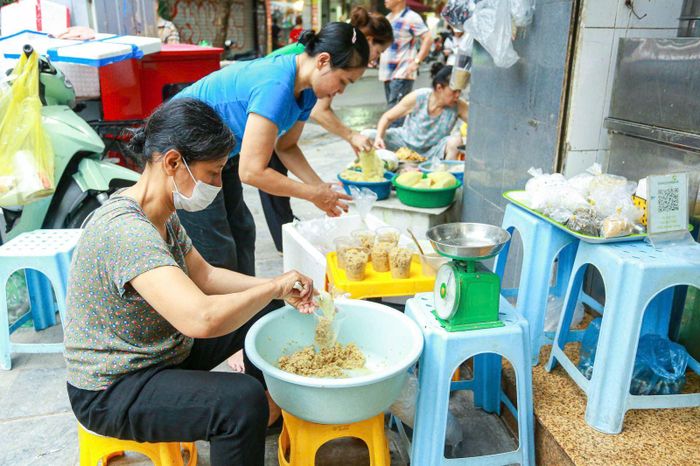 Người xưa cho rằng, ăn rượu nếp để sâu bọ say, sau đó ăn trái cây sẽ làm cho chúng chết. Chính vì vậy, việc ăn rượu nếp trở thành thói quen của người dân Thủ đô vào ngày này.