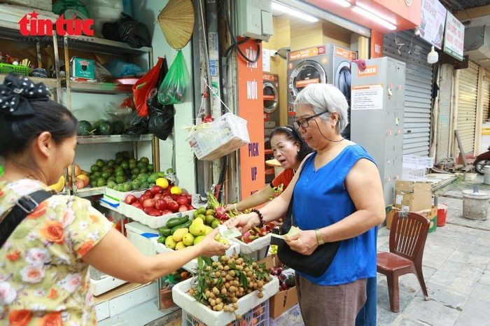 Bà Nguyễn Thị Hà (phường Phú Thượng, Hà Nội) cho biết, bà dậy từ 3 giờ 30 để đi chợ Hàng Bè mua đồ lễ Tết Đoan Ngọ. Theo bà Hà, dù giá cả tại đây thường cao hơn một số khu chợ khác, nhưng bà vẫn lựa chọn vì yên tâm về chất lượng. “Hoa quả, lễ vật được lựa chọn kỹ lưỡng, bày bán đẹp mắt và mang đậm không khí truyền thống. Năm nào tôi cũng đến đây mua sắm cho dịp Tết Đoan Ngọ”, bà chia sẻ.