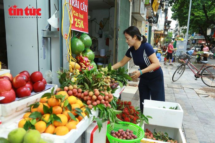 Chị Lê Thị Hải Yến (một tiểu thương tại chợ Hàng Bè) cho biết: “Nhu cầu mua sắm của người dân Tết Đoan Ngọ tăng cao nên tôi đã chuẩn bị số lượng hàng rất lớn từ để phục vụ khách. Hoa quả ngày này bán chạy nhất là mận và vải”.