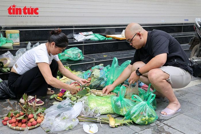 Nhiều người dân tranh thủ sắm lễ sớm để kịp giờ đi làm.
