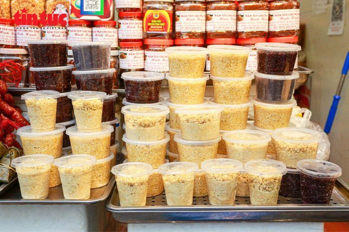 Rượu nếp được bán với giá từ 80.000 - 100.000 đồng/kg tùy loại nếp cái hay nếp cẩm.