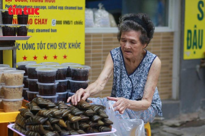 Ngoài hoa quả, rượu nếp thì bánh gio cũng là món ăn không thể thiếu trong dịp Tết Đoan Ngọ, được bán với giá 10.000 - 15.000 đồng/cái.