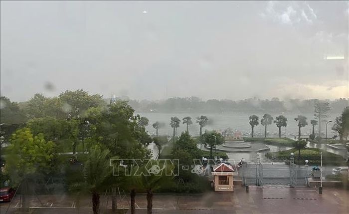 Gió giật mạnh tại ven sông Hương, phường Thuận Hóa.