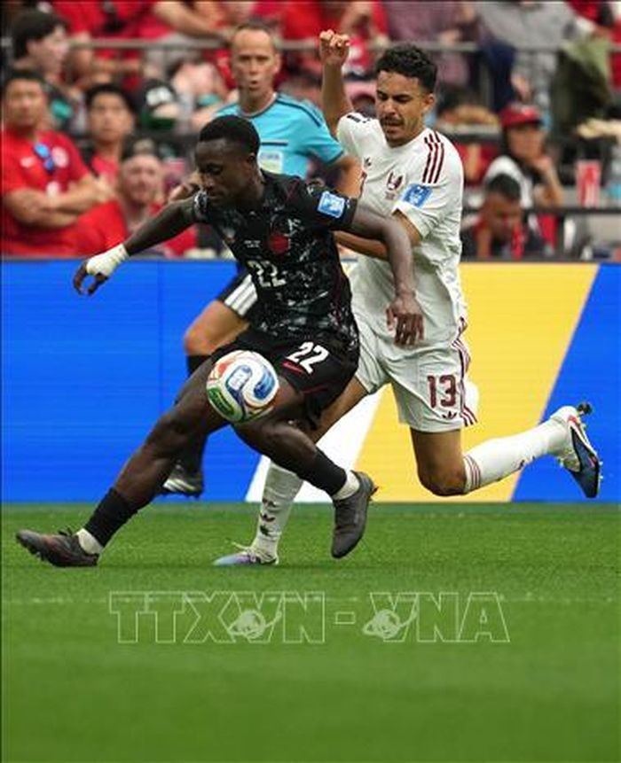 Pha tranh bóng giữa hậu vệ Canada Richie Laryea (trái) và hậu vệ Qatar Ayoub Aloui. Ảnh: THX/TTXVN