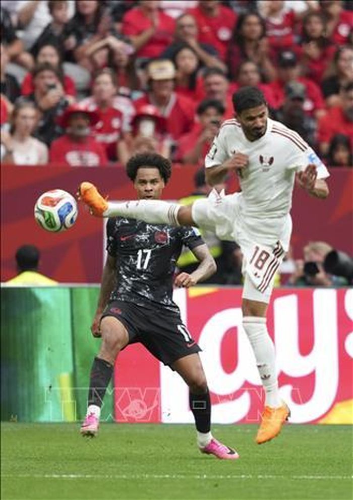 Pha tranh bóng giữa tiền đạo Canada Tajon Buchanan (trái) và tiền đạo Qatar Sultan Albrake. Ảnh: THX/TTXVN