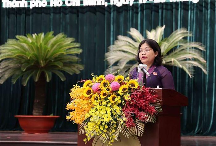 Bà Nguyễn Trường Nhật Phượng, Phó Chủ tịch HĐND Thành phố trình bày Báo cáo kết quả hoạt động 6 tháng đầu năm, phương hướng nhiệm vụ 6 tháng cuối năm 2026 của Thường trực và các Ban HĐND Thành phố.