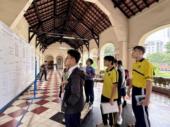 Thí sinh tại điểm trường THPT chuyên Lê Hồng Phong (phường Chợ Quán) trong kỳ thi tuyển sinh 10 năm học 2026 - 2027.