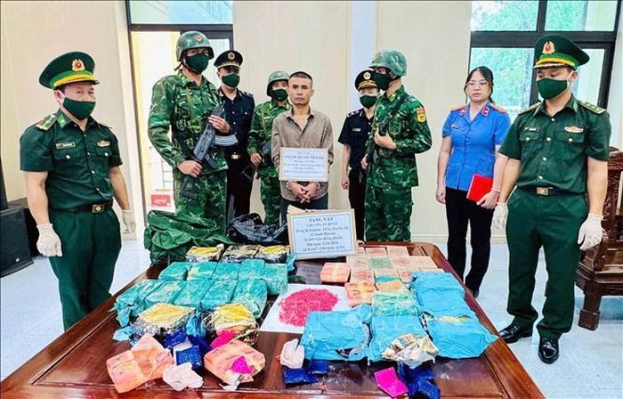 Đối tượng Phạm Xuân Thanh cùng tang vật vụ án. Ảnh: Công Tường/TTXVN