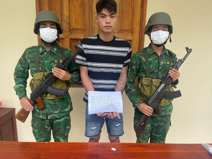 Đối tượng Trần Văn Hiếu bị lực lượng Bộ đội Biên phòng bắt giữ để điều tra về hành vi tàng trữ trái phép chất ma túy. Ảnh: Quang Tiến