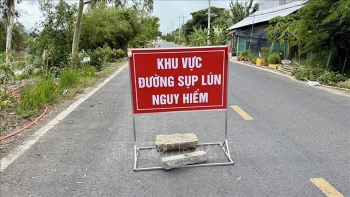 Chính quyền địa phương đặt biển cảnh báo tại khu vực sạt lở để bảo đảm an toàn cho người và phương tiện giao thông.