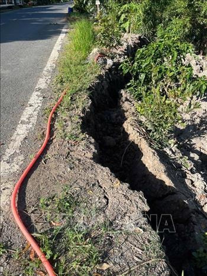 Điểm sạt lở trên Đường tỉnh 945, đoạn qua ấp Huệ Đức, xã Cô Tô (An Giang), có chiều dài khoảng 80m, tiềm ẩn nguy cơ mất an toàn giao thông.