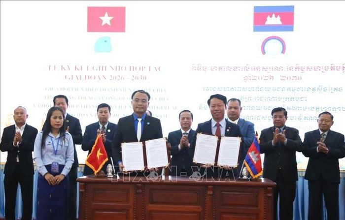 Lễ ký kết Bản ghi nhớ hợp tác giai đoạn 2026-2030 giữa Hội Liên hiệp Thanh niên Campuchia tỉnh Stung Treng (Vương quốc Campuchia) và Hội Liên hiệp Thanh niên Việt Nam tỉnh Gia Lai. Ảnh: Huỳnh Thảo/PV TTXVN tại Campuchia