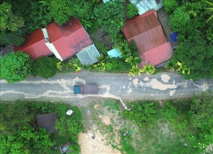 Khi trời mưa, các “ổ voi”, “rãnh trâu” trở thành những vũng nước sâu, bẫy phương tiện giao thông. Ảnh: Quốc Dũng/TTXVN