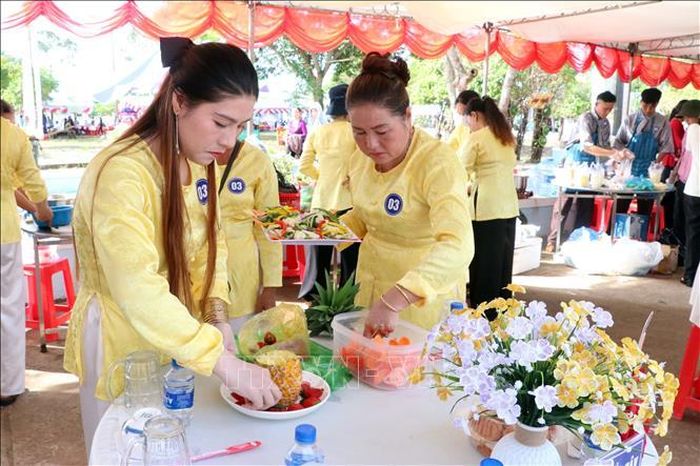 Các thí sinh tham gia Hội thi ẩm thực sông nước miệt vườn.