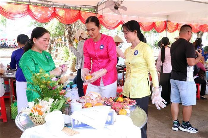 Các đội thi chế biến, trang trí các món ăn mang đậm hương vị miền sông nước.