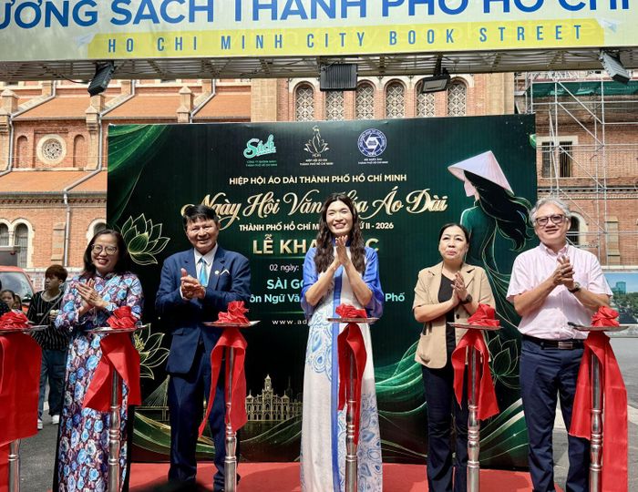 Đại biểu và khách mời thực hiện nghi lễ cắt băng khai mạc Ngày hội Văn hóa Áo dài.