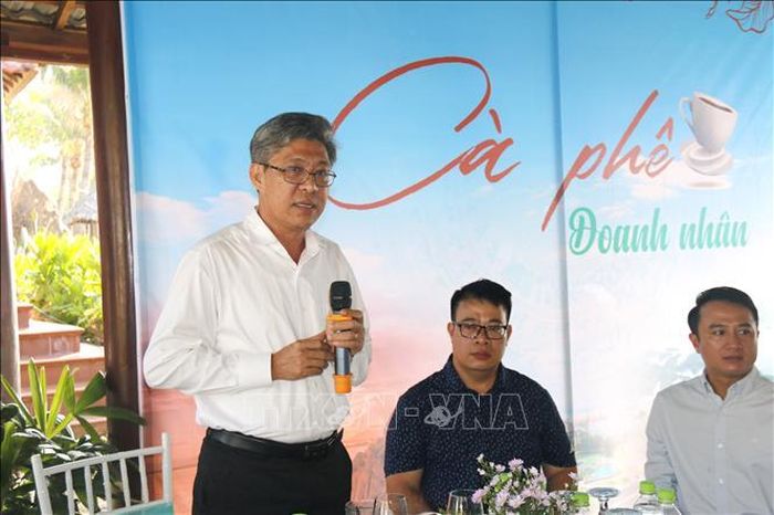 Ông Nguyễn Minh, Phó Chủ tịch UBND tỉnh Lâm Đồng, trao đổi với các doanh nghiệp về hướng tháo gỡ những vướng mắc, góp phần cải thiện môi trường đầu tư kinh doanh.