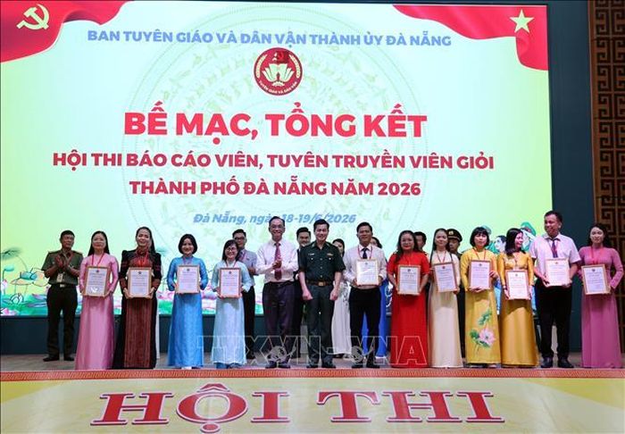 Ban tổ chức trao giải cho các thí sinh tại vòng chung khảo hội thi Báo cáo viên, tuyên truyền viên giỏi thành phố Đà Nẵng năm 2026.