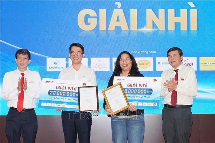 Trao giải nhì các các tác giả đoạt giải Cuộc thi “Tỏa sáng Giá trị Việt” giai đoạn 2025 - 2026.