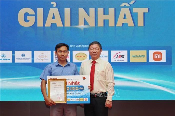 Trao giải nhất cho đại diện nhóm tác giả đoạt giải Cuộc thi “Tỏa sáng Giá trị Việt” giai đoạn 2025 - 2026.