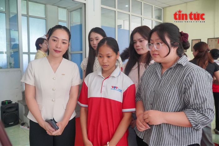 Triển lãm “50 năm Thành phố mang tên Bác trong dòng chảy Báo chí cách mạng” thu hút đông đảo sinh viên, giảng viên và người làm báo tham quan.