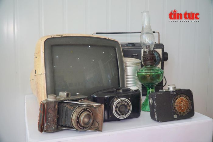 Máy đánh chữ, máy ảnh chụp phim, máy ghi âm và nhiều hiện vật nghề báo được trưng bày phục vụ người xem.