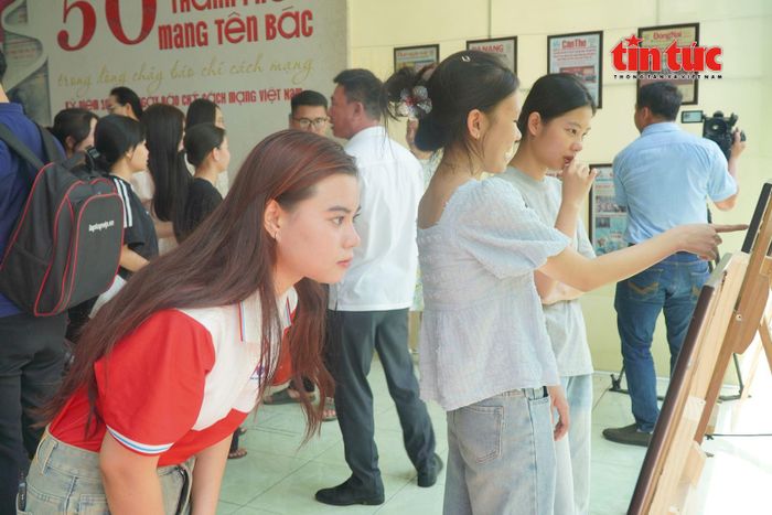 Bạn Trịnh Đoan Vy, sinh viên năm thứ hai ngành Quan hệ công chúng, Trường Cao đẳng Phát thanh - Truyền hình II, tham quan và tìm hiểu các số báo lịch sử tại Triển lãm.