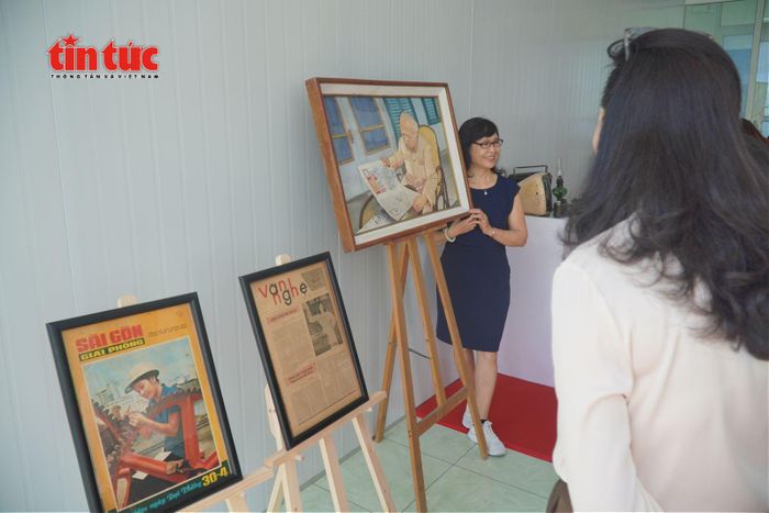 Khách tham quan ghi lại những khoảnh khắc tại không gian Triển lãm.