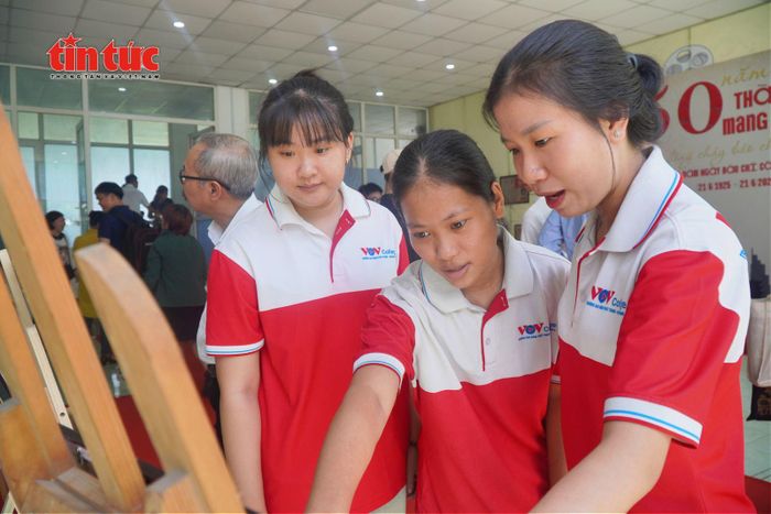 Trương Thị Huyền Trang (chính giữa), sinh viên năm nhất ngành Truyền thông đa phương tiện, Trường Cao đẳng Phát thanh - Truyền hình II, tham quan triển lãm và tìm hiểu các tư liệu báo chí lịch sử.