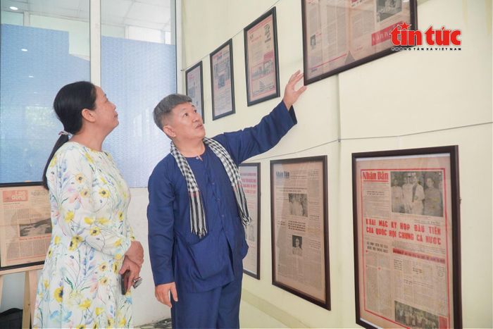 Nhà sưu tập Huỳnh Minh Hiệp (áo xanh) chia sẻ về những tư liệu báo chí gắn với các dấu mốc lịch sử của đất nước và TP Hồ Chí Minh.
