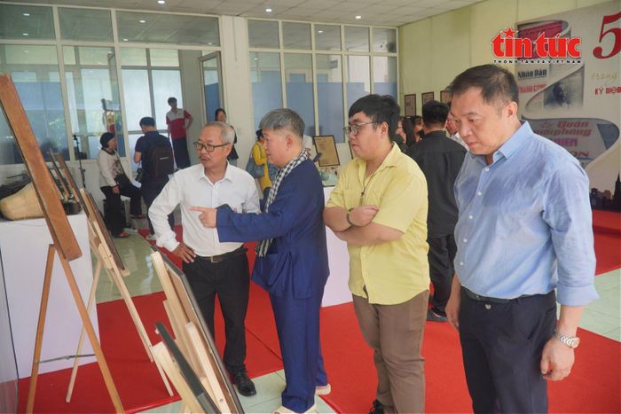 Gần 50 đầu báo cổ cùng nhiều hiện vật nghề báo được trưng bày tại triển lãm.