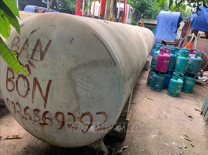 Bồn chứa khí gas cùng các thiết bị, dây dẫn phục vụ hoạt động san chiết trái phép bị lực lượng chức năng xã Ngọc Hồi, thành phố Hà Nội phát hiện, thu giữ. Ảnh: TTXVN phát