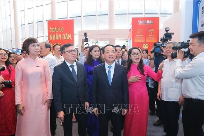Đồng chí Trịnh Văn Quyết, Ủy viên Bộ Chính trị, Bí thư Trung ương Đảng, Trưởng Ban Tuyên giáo và Dân vận Trung ương và các đồng chí lãnh đạo thăm gian trưng bày của TTXVN tại Hội báo toàn quốc 2026. Ảnh: Minh Quyết/TTXVN.