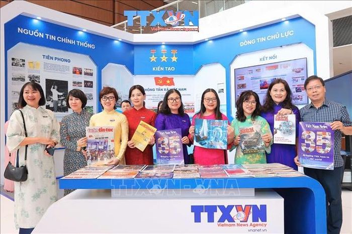Các đại biểu tại gian trưng bày của TTXVN dự Hội báo toàn quốc 2026. Ảnh: Minh Quyết/TTXVN