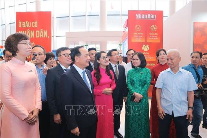 Đồng chí Trịnh Văn Quyết, Ủy viên Bộ Chính trị, Bí thư Trung ương Đảng, Trưởng Ban Tuyên giáo và Dân vận Trung ương và các đồng chí lãnh đạo thăm gian trưng bày của TTXVN tại Hội báo toàn quốc 2026. Ảnh: Minh Quyết/TTXVN.