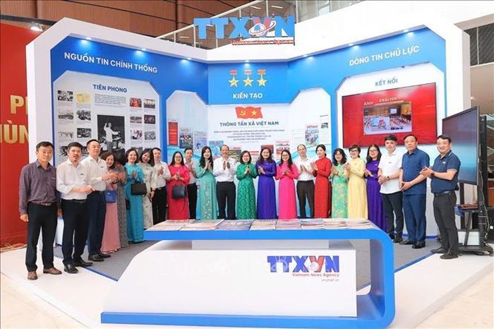 Các đại biểu tại gian trưng bày của TTXVN dự Hội báo toàn quốc 2026. Ảnh: Minh Quyết/TTXVN