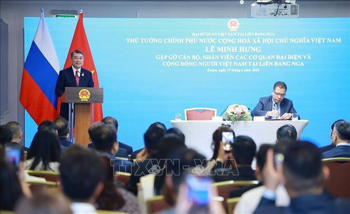 Thủ tướng Lê Minh Hưng phát biểu tại buổi gặp cán bộ, nhân viên các cơ quan đại diện và cộng đồng người Việt Nam tại Liên bang Nga. Ảnh: Dương Giang/TTXVN