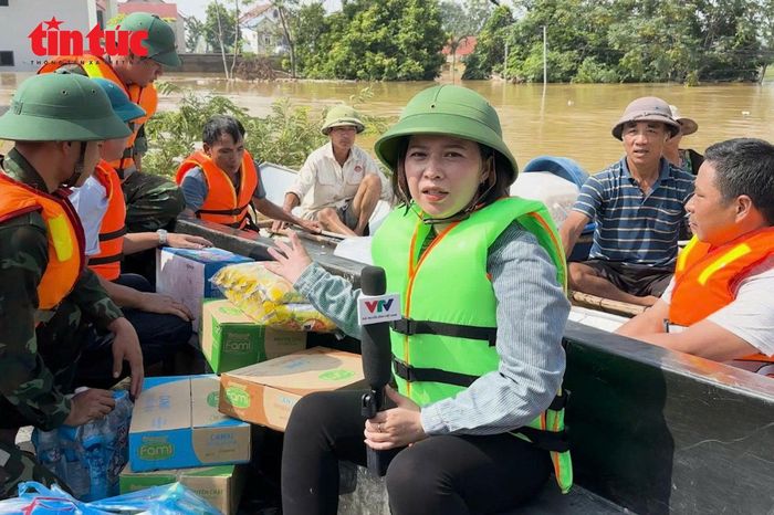 Nhà báo Thùy Dương và đồng nghiệp đi vào tâm lũ tác nghiệp tại Thái Nguyên năm 2025.
