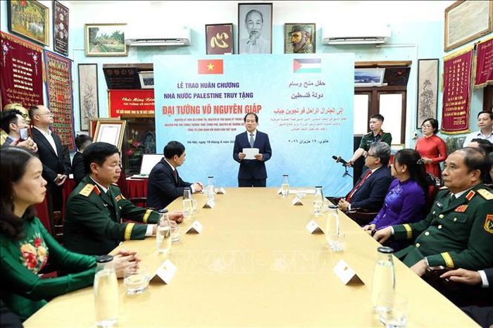 Ông Võ Hồng Nam, đại diện gia đình Đại tướng Võ Nguyên Giáp phát biểu. Ảnh: An Đăng/TTXVN