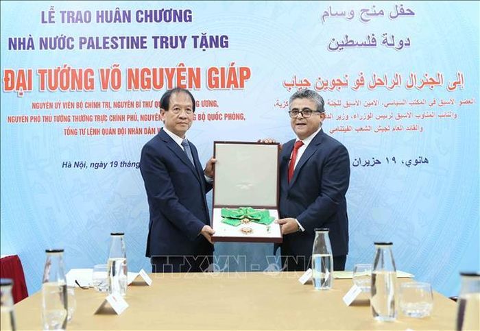 Đại sứ Đặc mệnh toàn quyền Nhà nước Palestine tại Việt Nam Saadi Salama trao tặng Huân chương Đại Huân đai, phần thưởng cao quý của Nhà nước Palestine cho đại diện gia đình Đại tướng Võ Nguyên Giáp. Ảnh: An Đăng/TTXVN