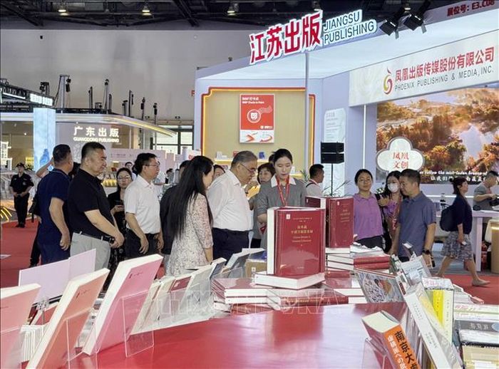 Đông đảo các đại biểu và người dân tham quan các gian hàng sách tại Hội chợ.
