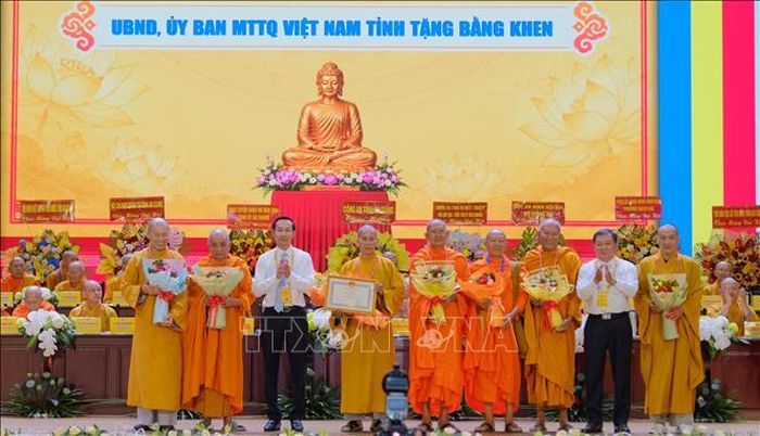 Lãnh đạo tỉnh An Giang tặng bằng khen cho Ban Trị sự Giáo hội Phật giáo Việt Nam tỉnh An Giang.